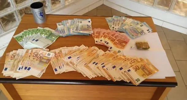 Fermati per un controllo e trovati in possesso di droga e 7mila euro