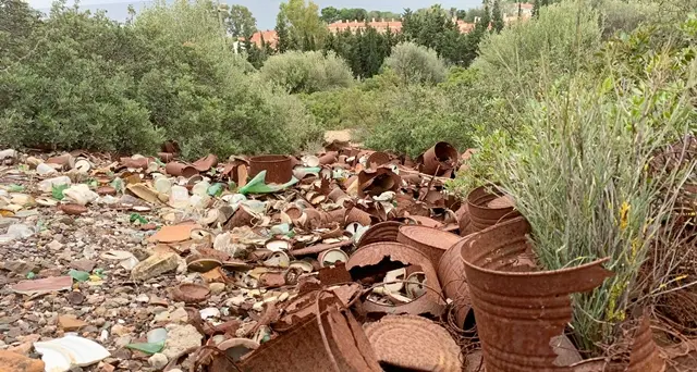 Tra le meraviglie di Capitana piscine e nuraghi invasi dai rifiuti