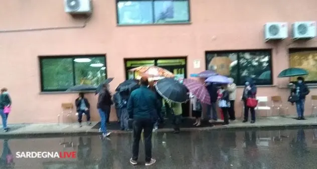 Alghero. Persone assiepate, lasciate sotto la pioggia, davanti al Laboratorio analisi