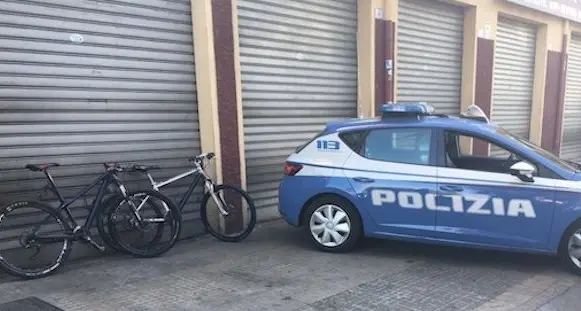 \"Mamma ci hanno regalato due biciclette\", ma invece le avevano rubate poco prima: nei guai due minorenni