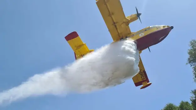 Incendio vicino a Olbia: dirottati i voli in arrivo, Canadair in azione