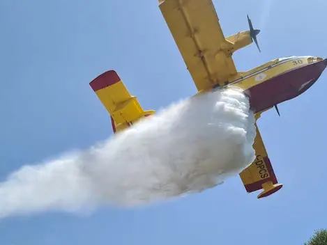 Incendio vicino a Olbia: dirottati i voli in arrivo, Canadair in azione