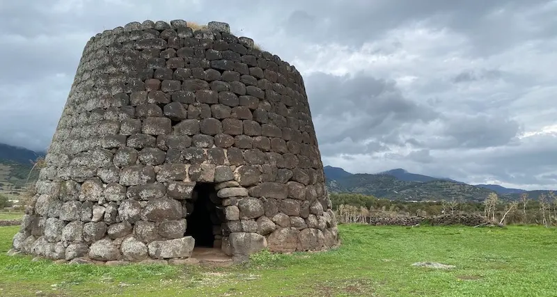 Nuraghe di Santa Sabina a Silanus: un'immagine fortemente suggestiva in un luogo dove regna il silenzio del tempo