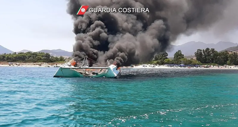 Incendio su un catamarano a Porto Ottiolu, salvati due turisti