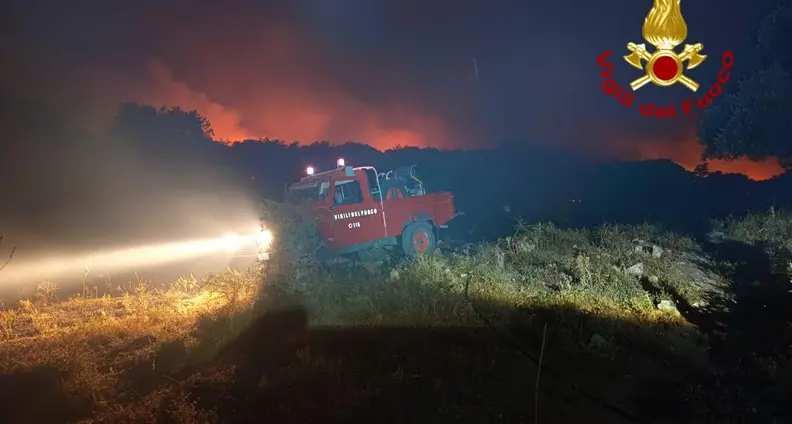 Spento il maxi incendio nel Nuorese: oltre 800 ettari distrutti dalle fiamme