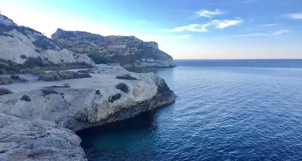 Ragazza stremata, immersa nell'acqua fino alla gola viene salvata da un poliziotto