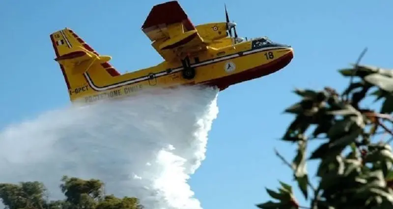 Aritzo, vasto incendio minaccia un'area verde di rimboschimento