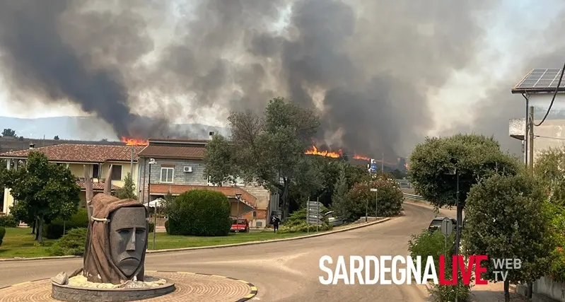 Fiamme a Ottana, intervengono due elicotteri