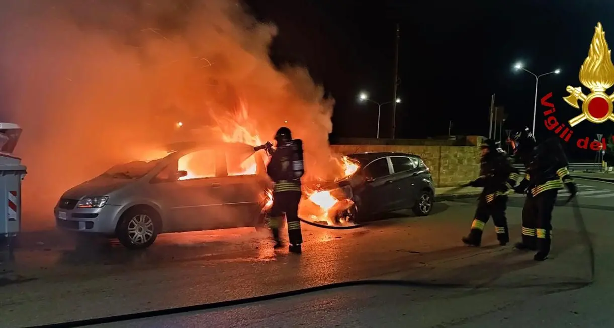 Auto a fuoco nella notte a Sassari | FOTO