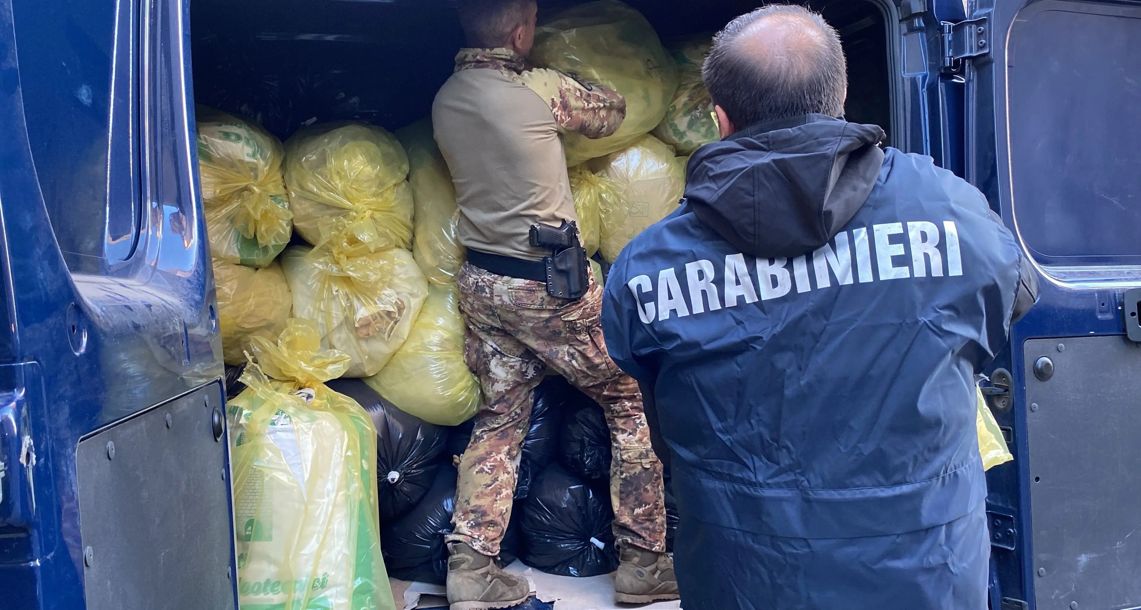 In casa con circa 4 tonnellate di marijuana: blitz dei carabinieri