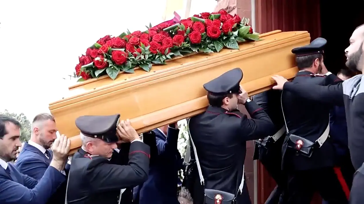 Grande dolore a Montresta. Picchetto d’onore dei carabinieri per dire addio a Pietro Mastino  