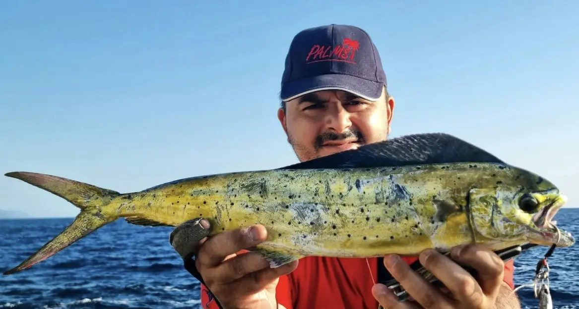 Travolto da un’onda mentre stava pescando: muore un 40enne