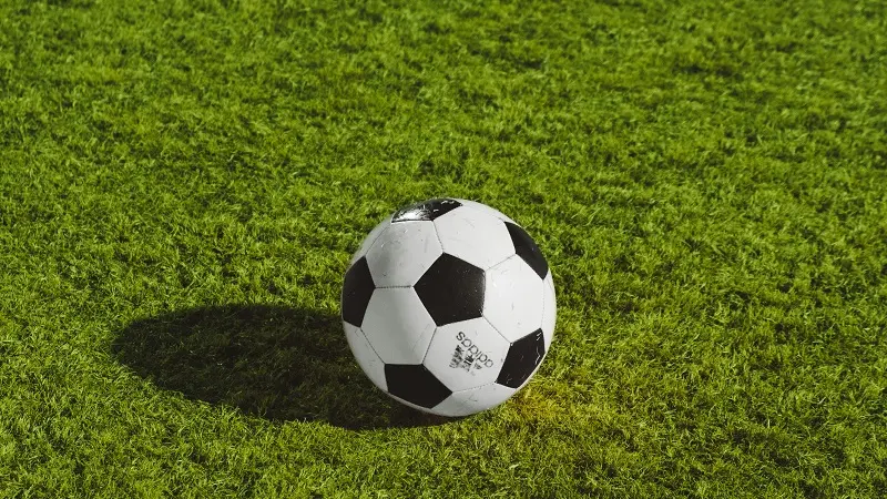 Arbitro quindicenne aggredito a calci e pugni dopo una punizione contestata