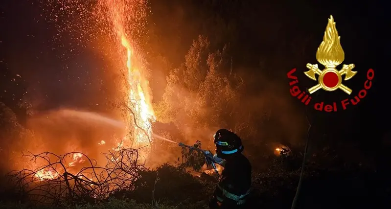 Incendio a Calangianus: operazioni tutta la notte per scongiurare il disastro