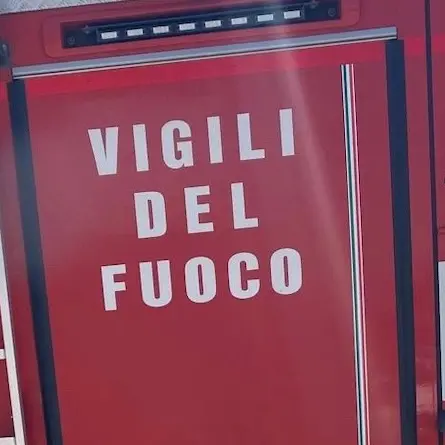 Incendio a Monserrato, abitazioni a rischio: intervento eroico dei Vigili del Fuoco