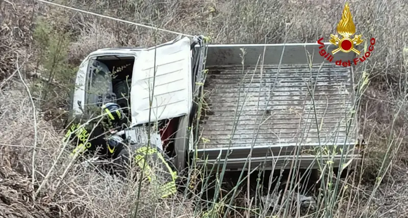 Tragedia a Irgoli, fuori strada con il motocarro e muore