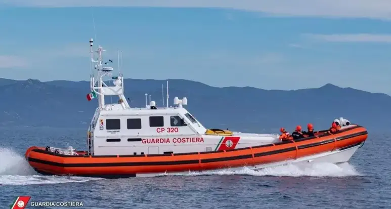 Imbarcazione in fiamme a Teulada affonda davanti al porticciolo