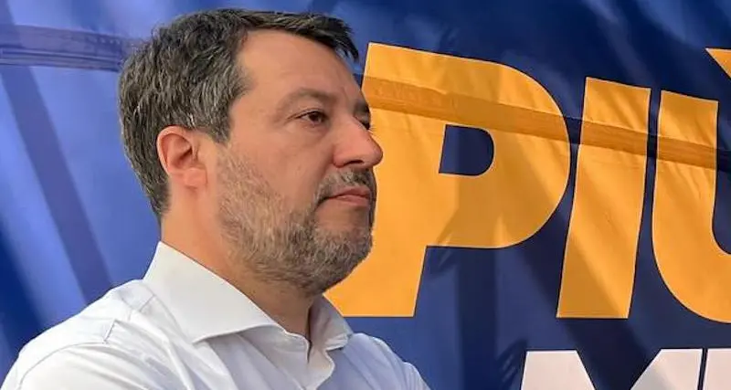 Parigi 2024, Salvini attacca: “Letti di cartone e nuotatori nella fogna”