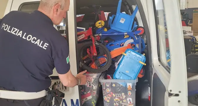 Sassari. Dalla Polizia locale ancora doni per famiglie bisognose