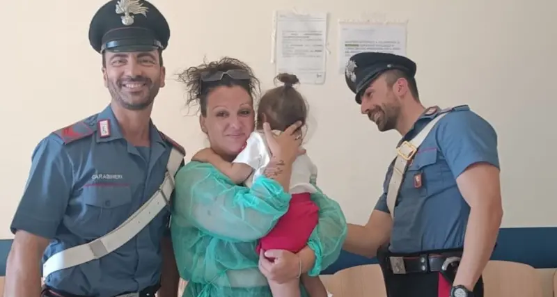 Un boccone di traverso e la bimba rischia di soffocare: salvata dai carabinieri