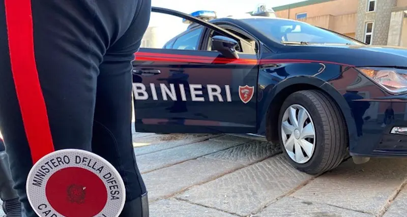 Alà dei Sardi. Ruba un’auto, va al bar e parcheggia davanti ai carabinieri