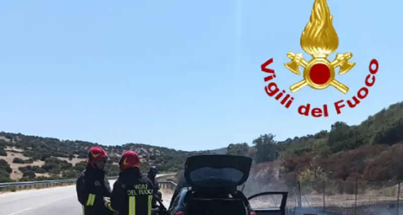 Auto in fiamme a Ozieri: conducente si salva dalle fiamme