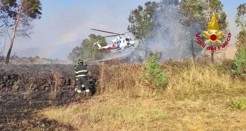 Incendio Asuni, riprese all'alba le operazioni di spegnimento