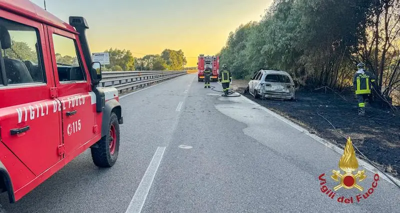 Abbasanta. Auto prende fuoco sulla 131 Dcn