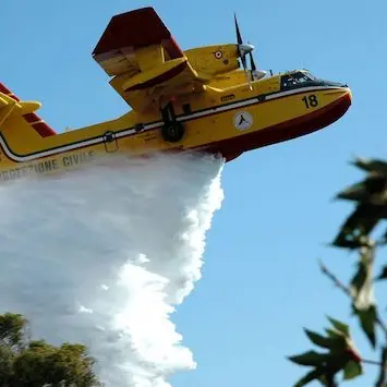 Brucia anche il Sassarese: stabilimento San Martino circondato dal fuoco, aziende devastate