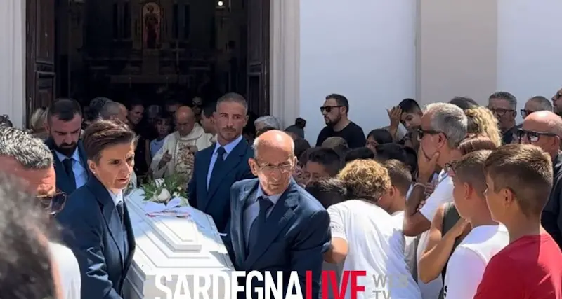 Tortolì. Dolore e lacrime per l’ultimo saluto ad Anna Laura Pilia