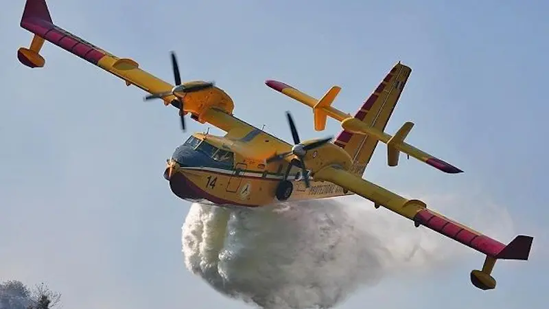 Roghi in tutta la Sardegna: elicotteri e Canadair in azione su più fronti