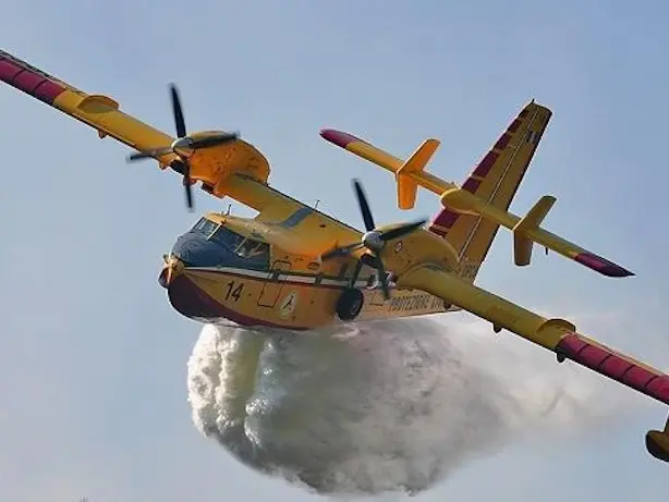 Roghi in tutta la Sardegna: elicotteri e Canadair in azione su più fronti