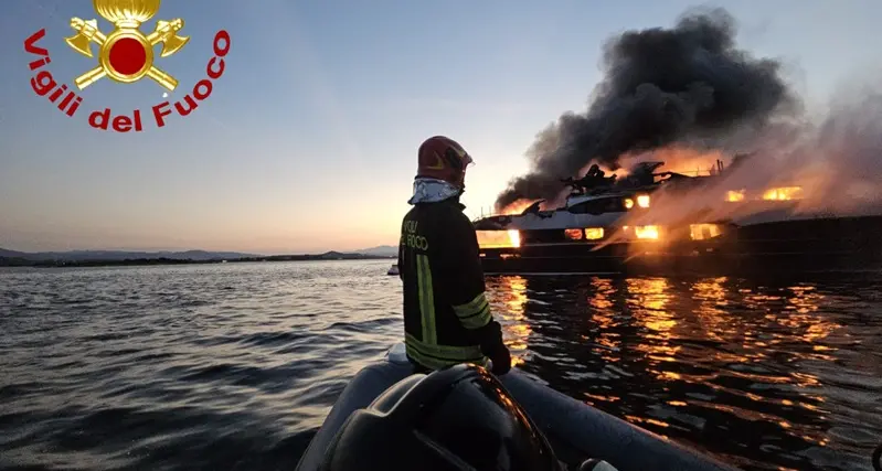 Yacht in fiamme nel golfo di Olbia