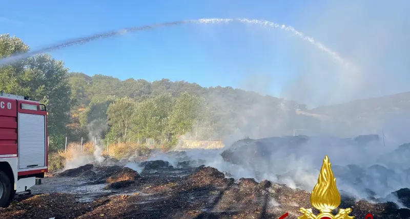 Incendio di masserizie a Bono: intervengono i Vigili del fuoco