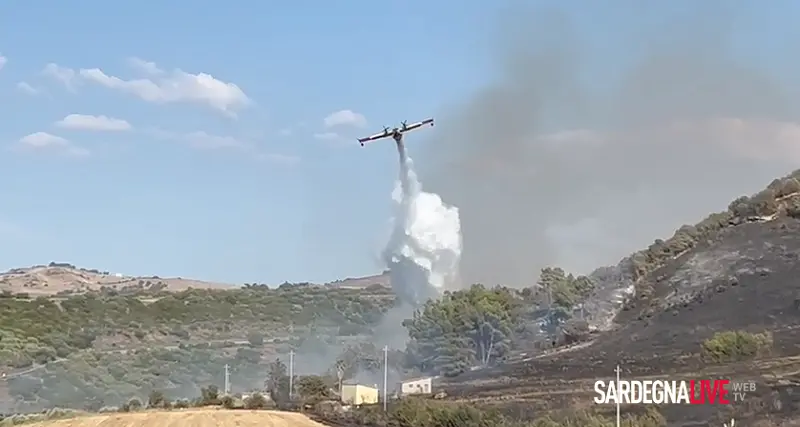 Fiamme a Siligo e Codrongianos: in azione diversi elicotteri