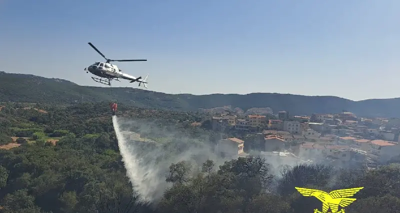 Incendi. Fiamme lambiscono le abitazioni alla periferia di Iglesias