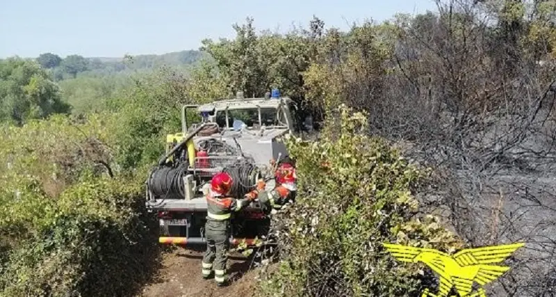 Vasto incendio a Escalaplano. In azione un elicottero