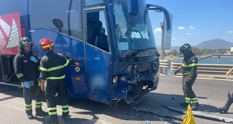 Olbia, schianto pullman-auto: una donna ferita