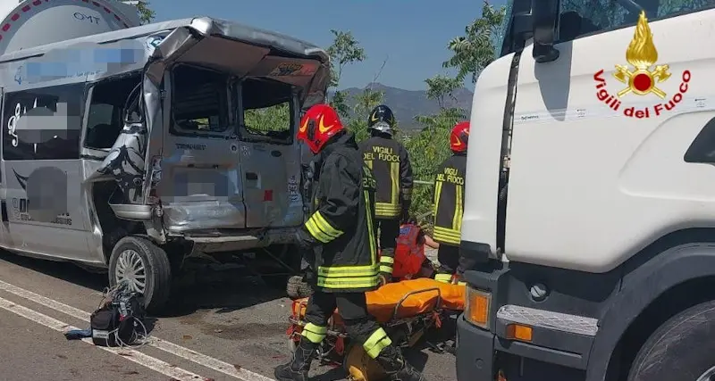 Maxi tamponamento a Capoterra: coinvolti due autoarticolati e un furgoncino