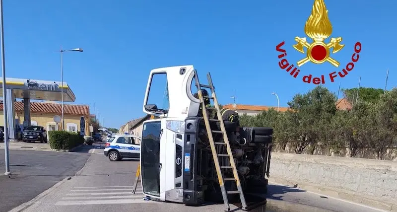 La Maddalena. Si ribalta mezzo della nettezza urbana, ferito il conducente