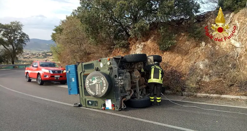 Orgosolo. Strada scivolosa per la pioggia, fuoristrada si ribalta