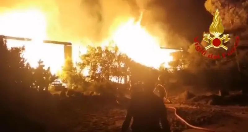 Chiosco sulla spiaggia devastato dalle fiamme: paura a Liscia Ruia