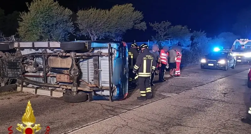 Pick-up esce fuori strada e si ribalta a Cannigione