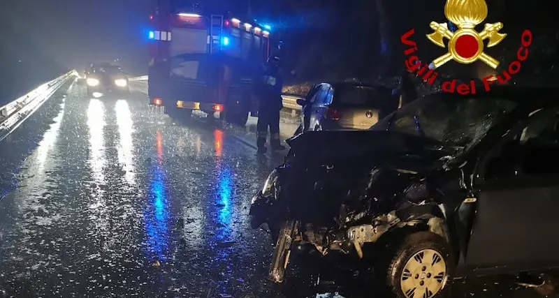 Palau. Frontale nella notte sulla Statale 125, tre feriti