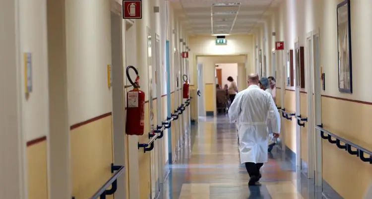 Dottoressa aggredita si dimette: \"Rischi elevati per le donne\"