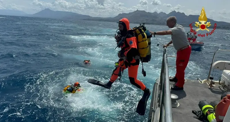 Naufragio Palermo: sub tornano nello scafo per recuperare quinto corpo e cercare ultimo disperso