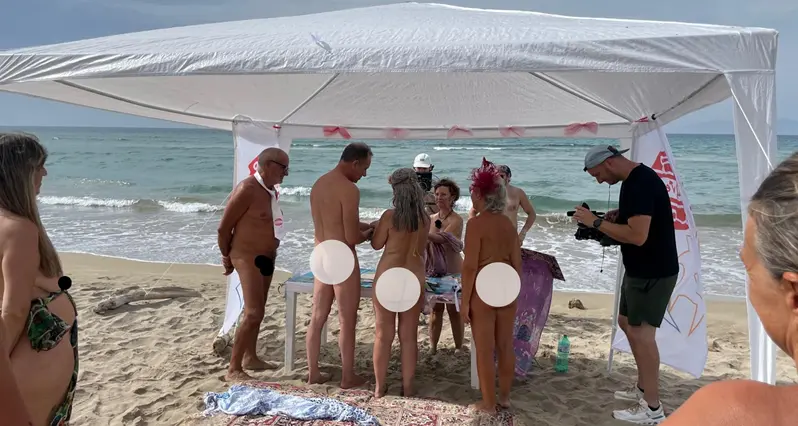 Nozze nudiste per Massimo e Paola in spiaggia a San Vero Milis