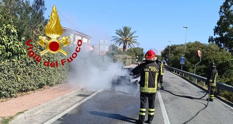 Auto completamente distrutta dalle fiamme sulla Statale 125