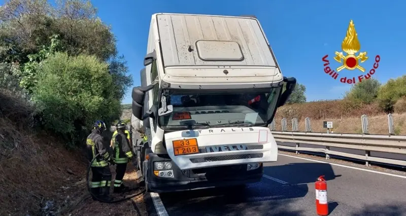 In fiamme la motrice di un camion di carburanti sulla SS 131