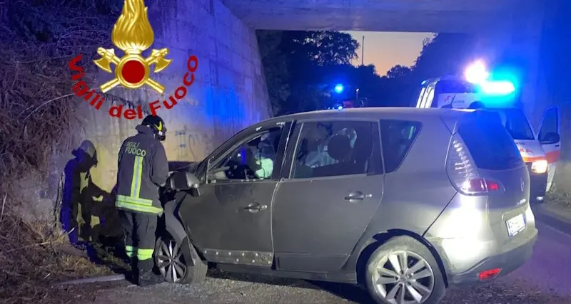 Macomer. Esce di strada e si schianta contro un muro: 5 persone in ospedale